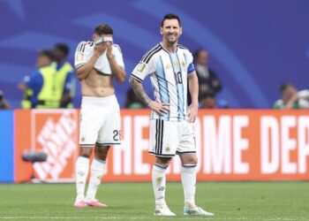 Captan a Gianni Infantino lamentándose tras el penal fallado de Messi y el gol de Egipto a Argentina