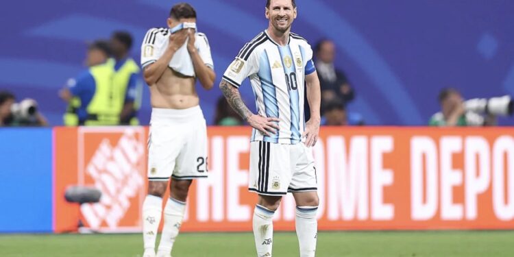Captan a Gianni Infantino lamentándose tras el penal fallado de Messi y el gol de Egipto a Argentina