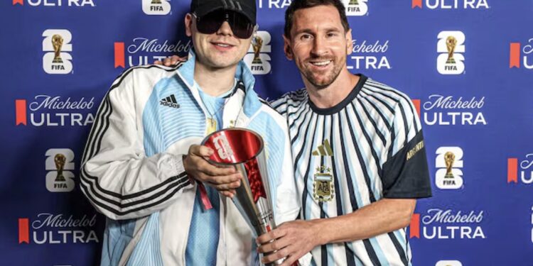 Bizarrap revela que le avisaron que tenía que darle el premio al jugador del partido a Messi desde un día antes y desata polémica en redes
