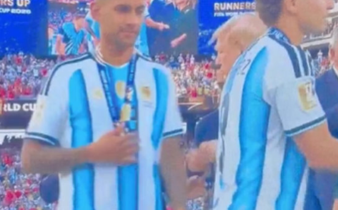 Graban el momento en que jugador de Argentina le NIEGA saludo a Donald Trump durante premiación