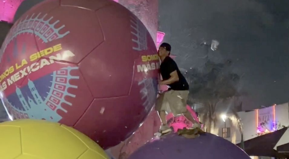 Aficionado que derribó un balón de la escultura del Mundial en Zapopan ya fue detenido