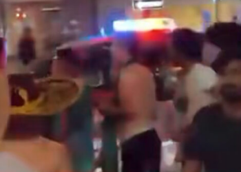 VIDEO: «¡Aquí no es México!» Aficionados mexicanos intentan festejar en Canadá y la policía pone fin a la celebración