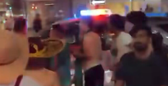 VIDEO: «¡Aquí no es México!» Aficionados mexicanos intentan festejar en Canadá y la policía pone fin a la celebración