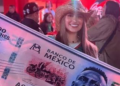 VIDEO: La esposa de Julián Quiñones posa con el billete de 500 inspirado en el futbolista: “Te amo”