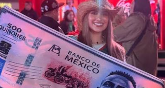 VIDEO: La esposa de Julián Quiñones posa con el billete de 500 inspirado en el futbolista: “Te amo”