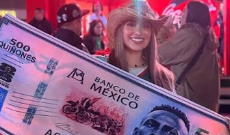 VIDEO: La esposa de Julián Quiñones posa con el billete de 500 inspirado en el futbolista: “Te amo”