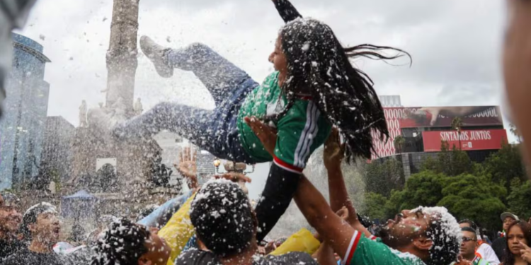 Afición mexicana despide el Mundial 2026 con fiesta en el Ángel de la Independencia