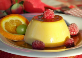 Prepara un delicioso flan de rompope sin horno con solo cinco ingredientes
