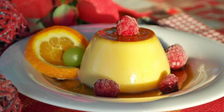 Prepara un delicioso flan de rompope sin horno con solo cinco ingredientes