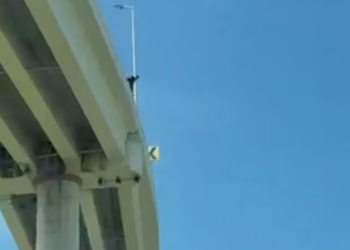 Fallece policía municipal tras arrojarse de un puente vial en León, Guanajuato