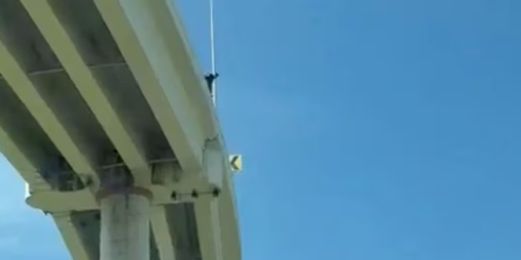 Fallece policía municipal tras arrojarse de un puente vial en León, Guanajuato