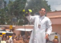 VIDEO: Sacerdote sorprende al bendecir a feligreses con una hidrolavadora inalámbrica