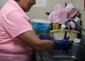 Esto es lo que debería ganar una empleada del hogar por laborar 3 días a la semana, según la Ley