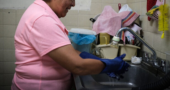 Esto es lo que debería ganar una empleada del hogar por laborar 3 días a la semana, según la Ley