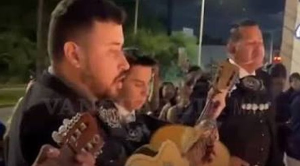 VIDEO: Con mariachi y veladoras despiden a Rocky, el perro que falleció tras un caso de maltrato en Saltillo