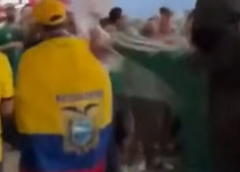 VIDEO: «Ella no nos representa» Mujer lanza cerveza a ecuatorianos y luego intenta esconderse