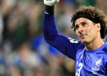 Memo Ochoa gana un «Globo de Oro» por el emotivo beso al poste en el Mundial 2026