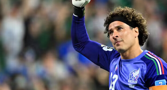 Memo Ochoa gana un «Globo de Oro» por el emotivo beso al poste en el Mundial 2026