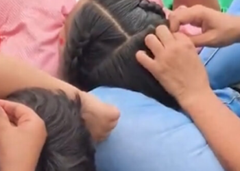 VIDEO: ¿Piojos en el Fan Fest? Captan a un par de menores siendo revisados por presunto contagio