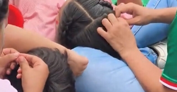 VIDEO: ¿Piojos en el Fan Fest? Captan a un par de menores siendo revisados por presunto contagio