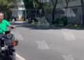 VIDEO: Hombre cae a un enorme socavón en plena transmisión en vivo en la CDMX