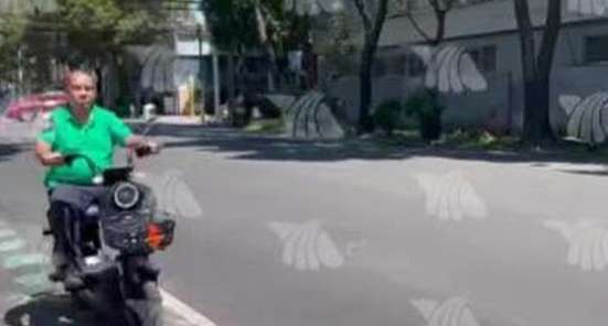 VIDEO: Hombre cae a un enorme socavón en plena transmisión en vivo en la CDMX