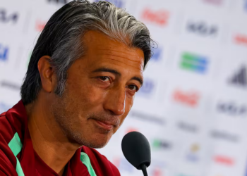 Murat Yakin arremete contra el arbitraje tras la eliminación de Suiza: «Jugamos contra Argentina, el árbitro y el VAR»