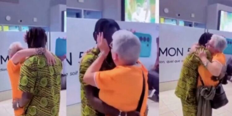 VIDEO: Mujer de 81 años viaja desde Francia hasta África para conocer por primera vez en persona a su novio de 24 años