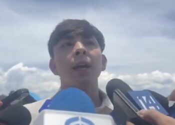Aspirante rechaza presentar el examen de control de la UNAM y protesta frente a Rectoría