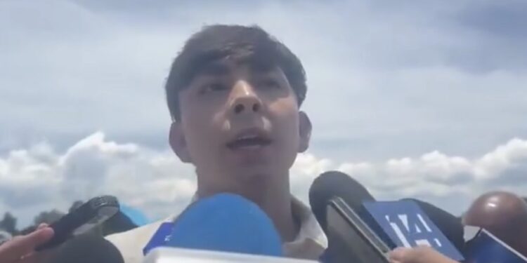 Aspirante rechaza presentar el examen de control de la UNAM y protesta frente a Rectoría