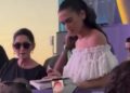 Dua Lipa se sorprende al encontrar una autobiografía falsa sobre su vida y su reacción se vuelve viral