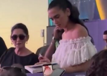 Dua Lipa se sorprende al encontrar una autobiografía falsa sobre su vida y su reacción se vuelve viral