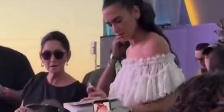 Dua Lipa se sorprende al encontrar una autobiografía falsa sobre su vida y su reacción se vuelve viral