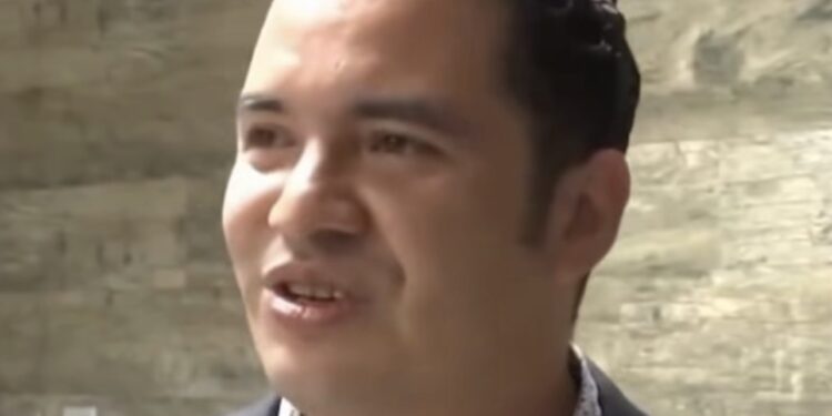 Hombre asegura ser una mujer trans lesbiana para evitar pagar la manutención de sus hijos y desata polémica