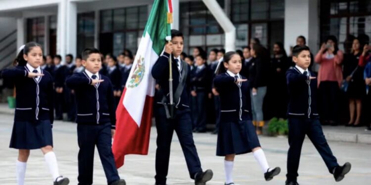 SEP cambia las reglas: la escolta escolar ya no será para alumnos con mejores calificaciones