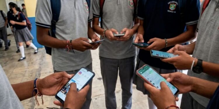 ¡Ya no podrán llevar el celular a la escuela! Esta es la lista de los 16 estados que prohíben el uso de dispositivos móviles en las escuelas