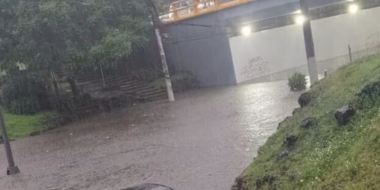 ¡CDMX bajo el agua! Fuertes lluvias provocan inundaciones y caos