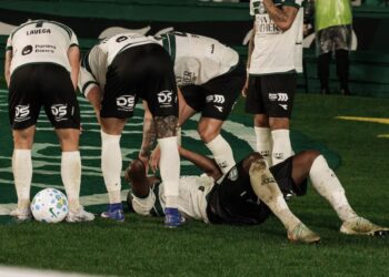 Capitán del Coritiba salta una valla para festejar un gol y termina cayendo en un túnel
