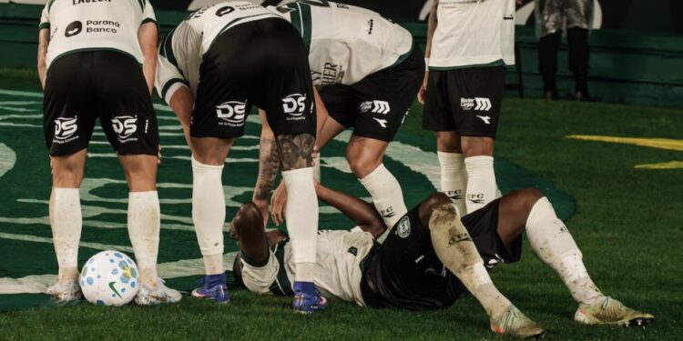 Capitán del Coritiba salta una valla para festejar un gol y termina cayendo en un túnel