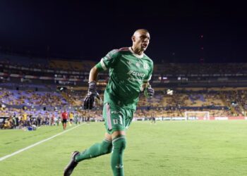Nahuel Guzmán es expulsado tras empujar al árbitro en partido de Tigres