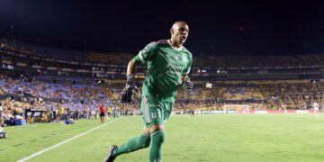 Nahuel Guzmán es expulsado tras empujar al árbitro en partido de Tigres