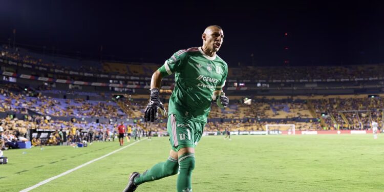 Nahuel Guzmán es expulsado tras empujar al árbitro en partido de Tigres