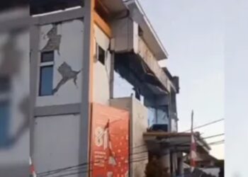 Sismo de magnitud 7.7 sacude Indonesia y activa alerta por posible tsunami