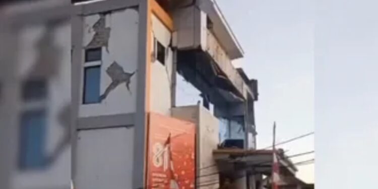 Sismo de magnitud 7.7 sacude Indonesia y activa alerta por posible tsunami