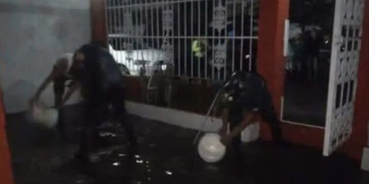 Tlalnepantla bajo el agua: fuerte lluvia inunda viviendas y colapsa el drenaje
