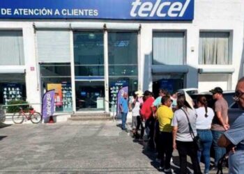 Usuarios de Telcel hacen largas filas para recuperar sus líneas