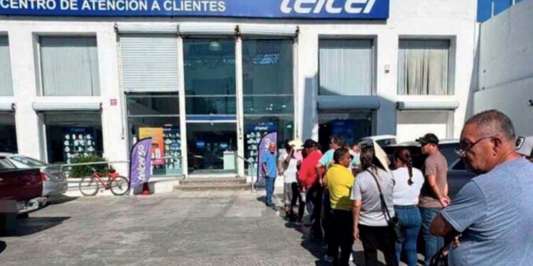 Usuarios de Telcel hacen largas filas para recuperar sus líneas