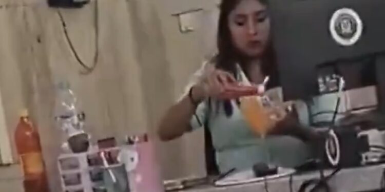 Video de trabajadora del IMSS vendiendo botanas durante jornada laboral genera críticas en redes