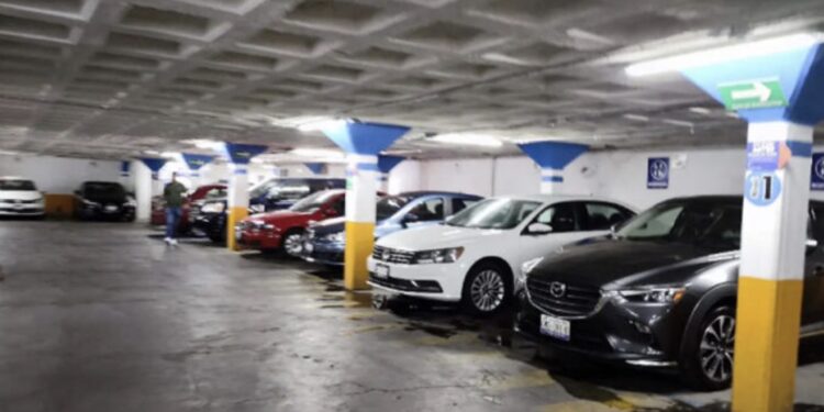 Estacionamientos de CDMX tendrán que exhibir aviso de seguro; multas llegarían a 41 mil pesos