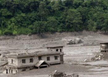Riada deja al menos 55 muertos y más de 400 desaparecidos en la frontera de Nepal y el Tíbet